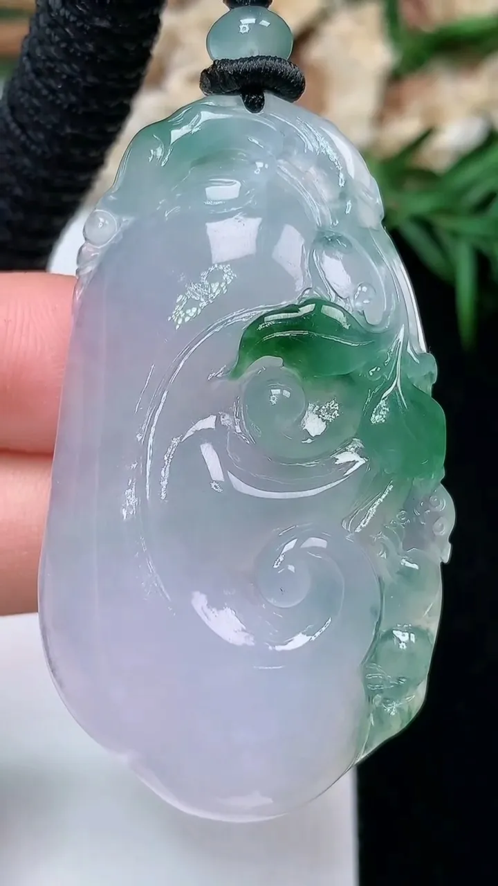 天然A货翡翠如意吊坠，尺寸51-29.5-8.8，重量:25.17g
11月28日