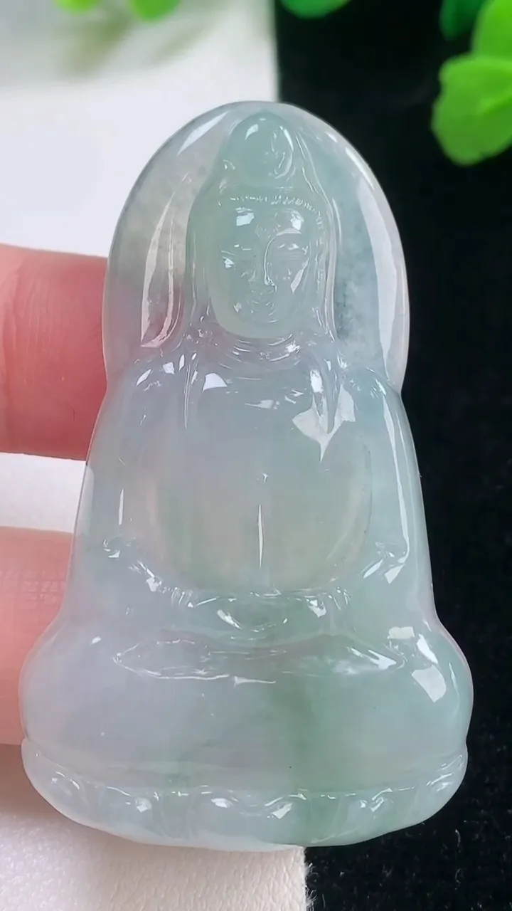 天然A货翡翠观音菩萨吊坠，尺寸53-31.4-5.6，重量:16.20g
11月28日