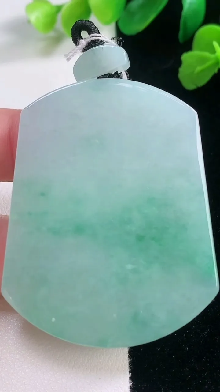 天然A货翡翠无事牌吊坠，尺寸52.7-40.6-5.9，重量:38.34g
11月28日