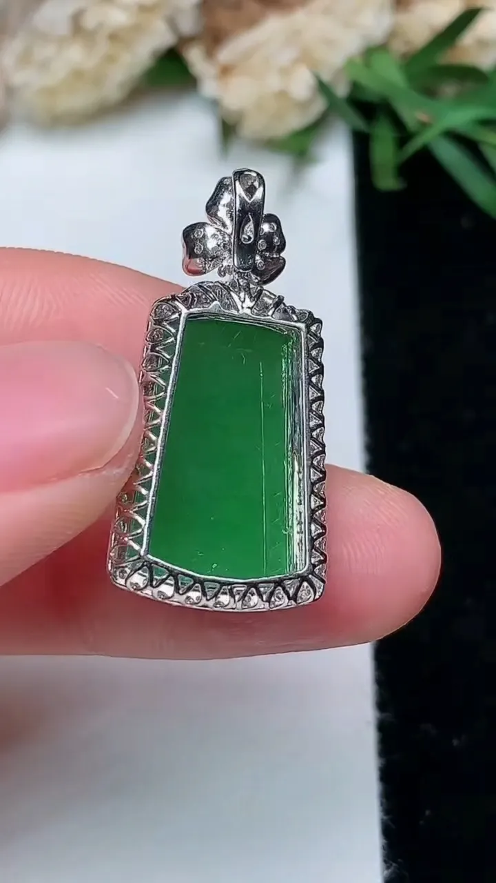 天然A货翡翠无事牌吊坠，尺寸27.8-13.4-7.7裸石16.9-10，重量:3.19g
11月28日