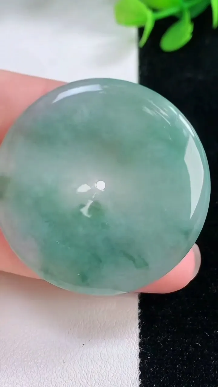 天然A货翡翠飘花平安扣吊坠，尺寸40.7-5.3，重量:19.71g
11月28日