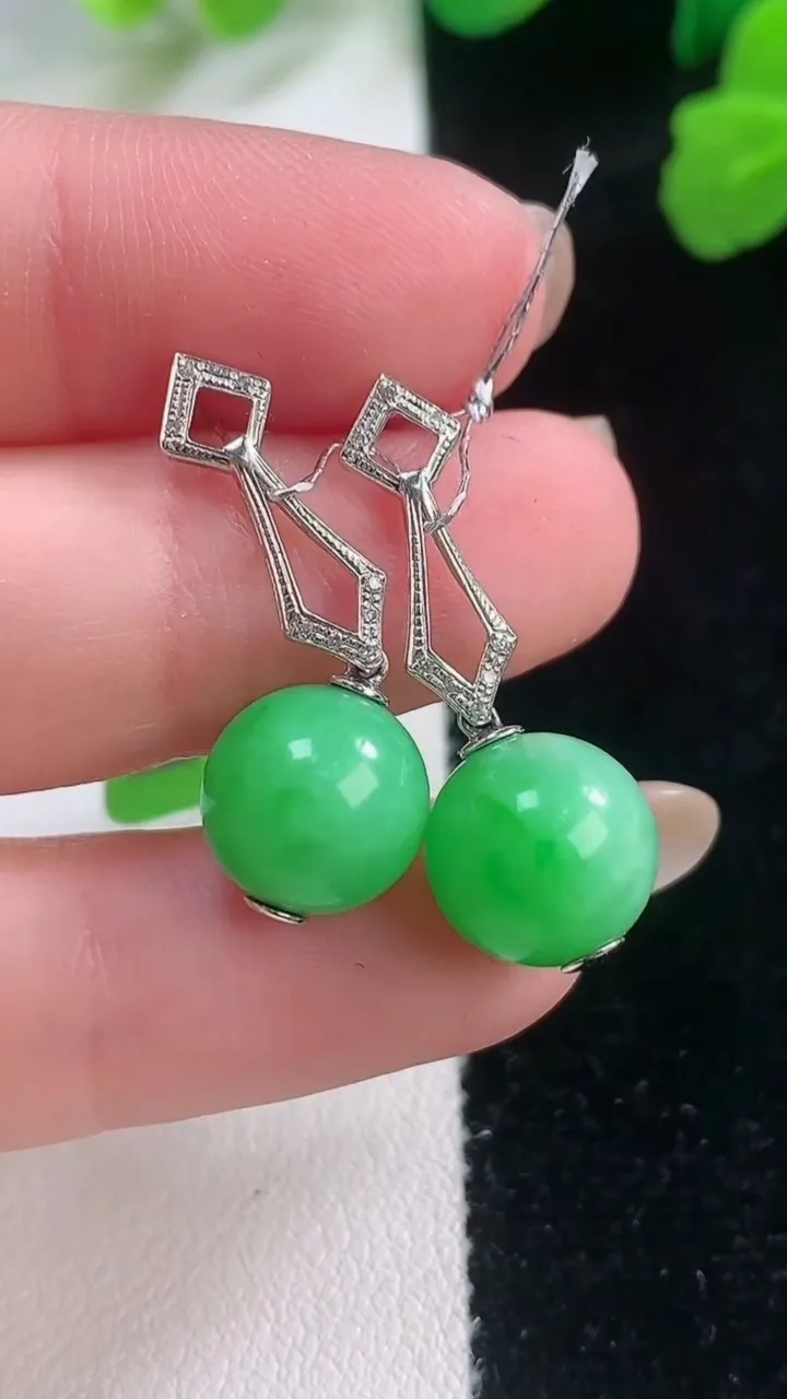 天然A货翡翠圆珠耳坠，尺寸10.2，重量:6.12g11月28日
工厂直销收藏佳品,种好水足，色泽均匀，有种有色，上手高大气！