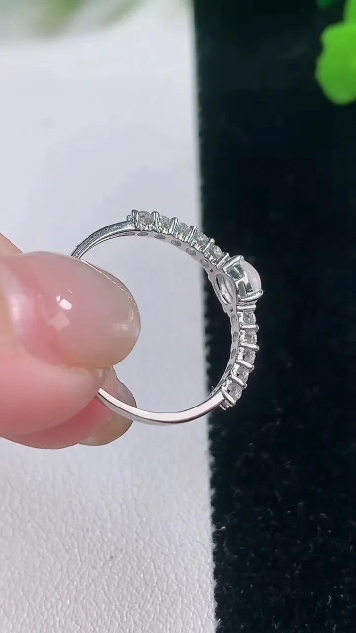 天然A货翡翠种白冰蛋面戒指，尺寸18-4.3-4.7，重量:1.37g2025年11月28日
工厂直销收藏佳品,种好水足，色泽均匀，有种有色，上手高大气！
