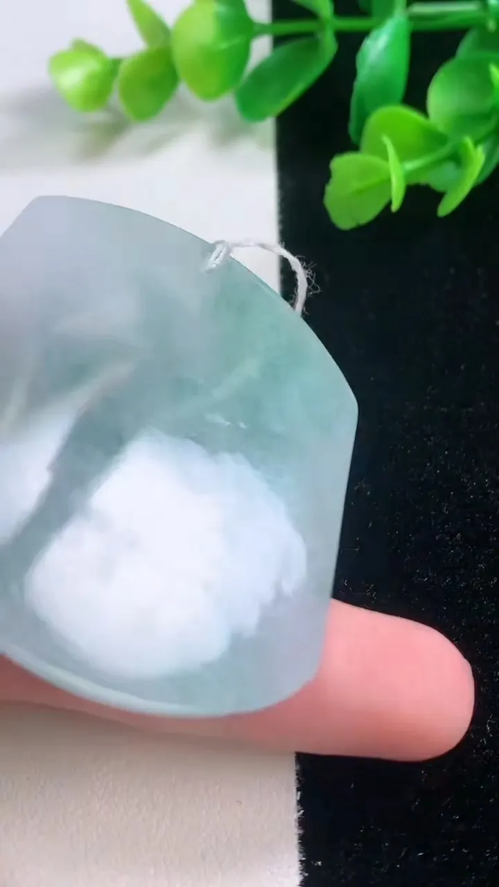 天然A货翡翠生肖马吊坠，尺寸54.4-44-5.3，重量:28.41g
11月28日