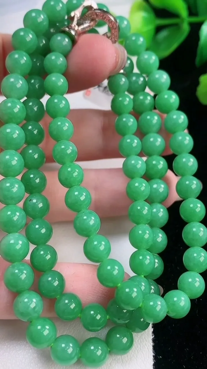 天然A货翡翠圆珠项链，尺寸6.7-86颗，重量:43.85g11月28日
工厂直销收藏佳品,种好水足，色泽均匀，有种有色，上手高大气！
