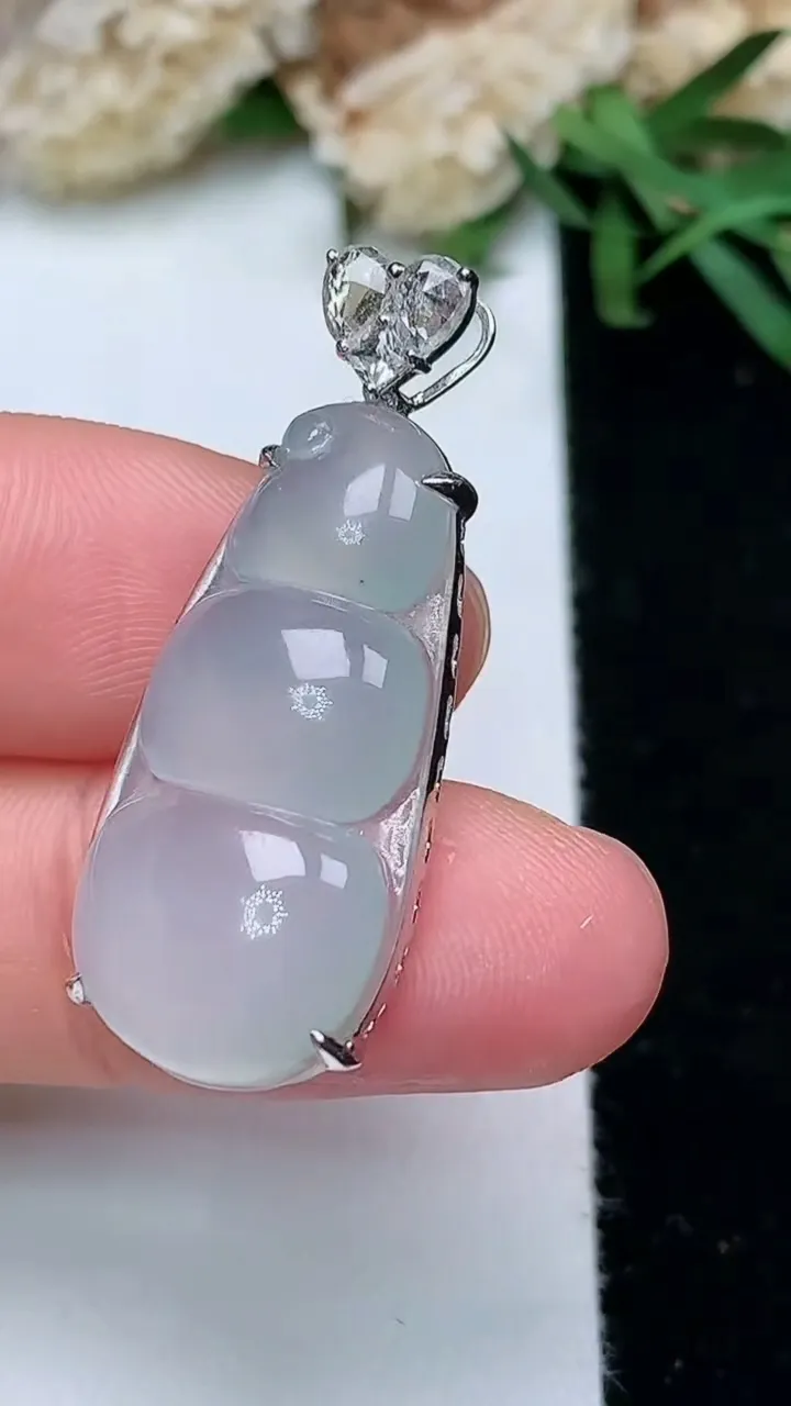 天然A货翡翠白冰福豆吊坠，尺寸26.8-13.2-7，重量:3.82g
11月28日