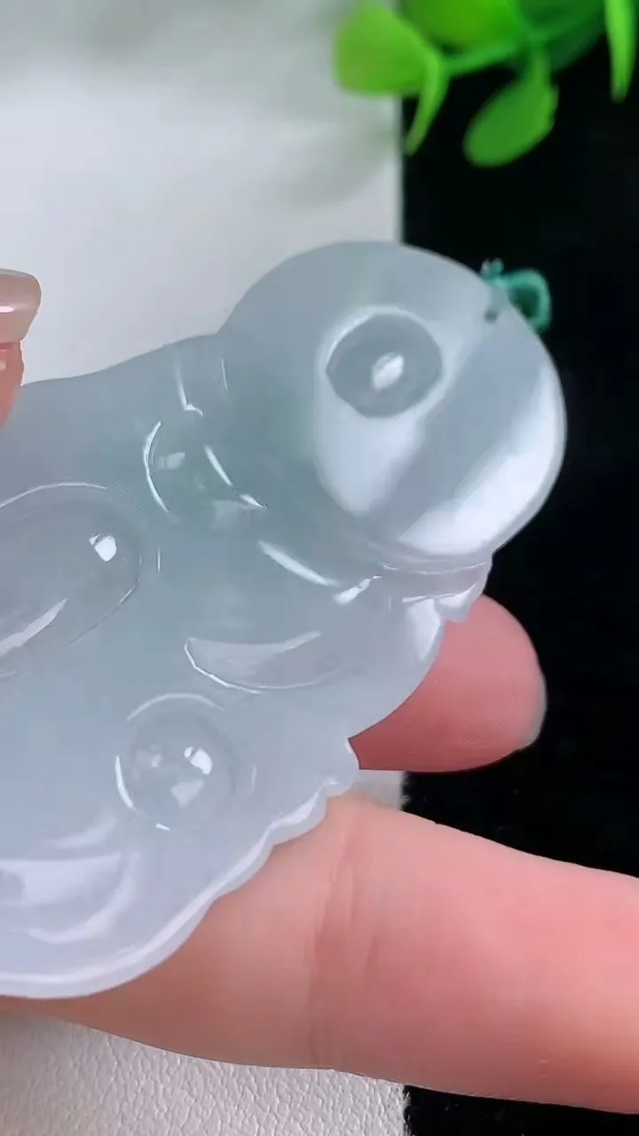 天然A货翡翠御龙关公观音菩萨吊坠，尺寸66.2-32.6-5.8，重量:22.02g
11月28日