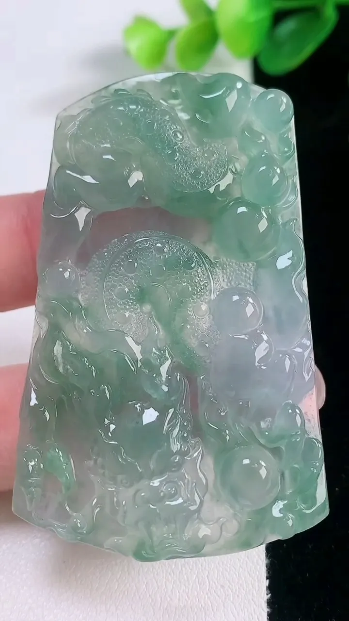天然A货翡翠龙牌吊坠，尺寸61.6-38.3-5.3，重量:26.09g
11月28日