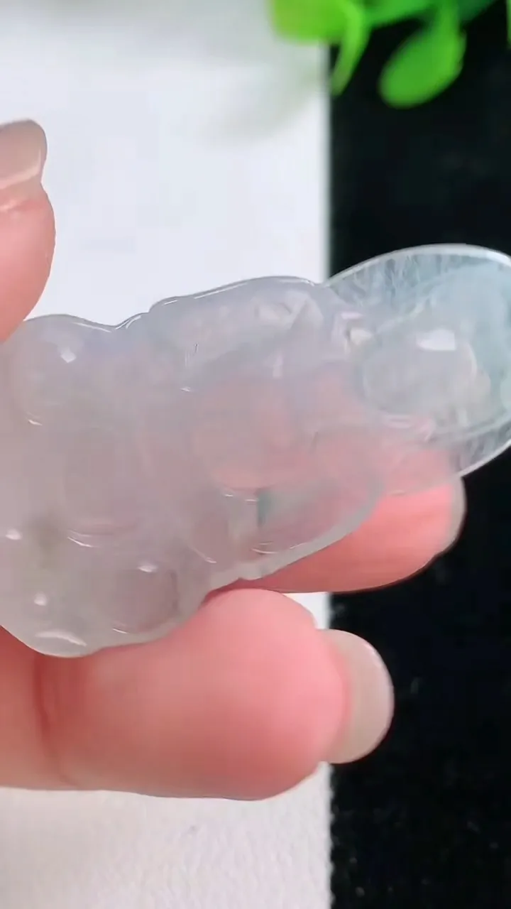 天然A货翡翠冰种飘花观音菩萨吊坠，尺寸40.4-23.3-3.3，重量:5.88g
11月28日