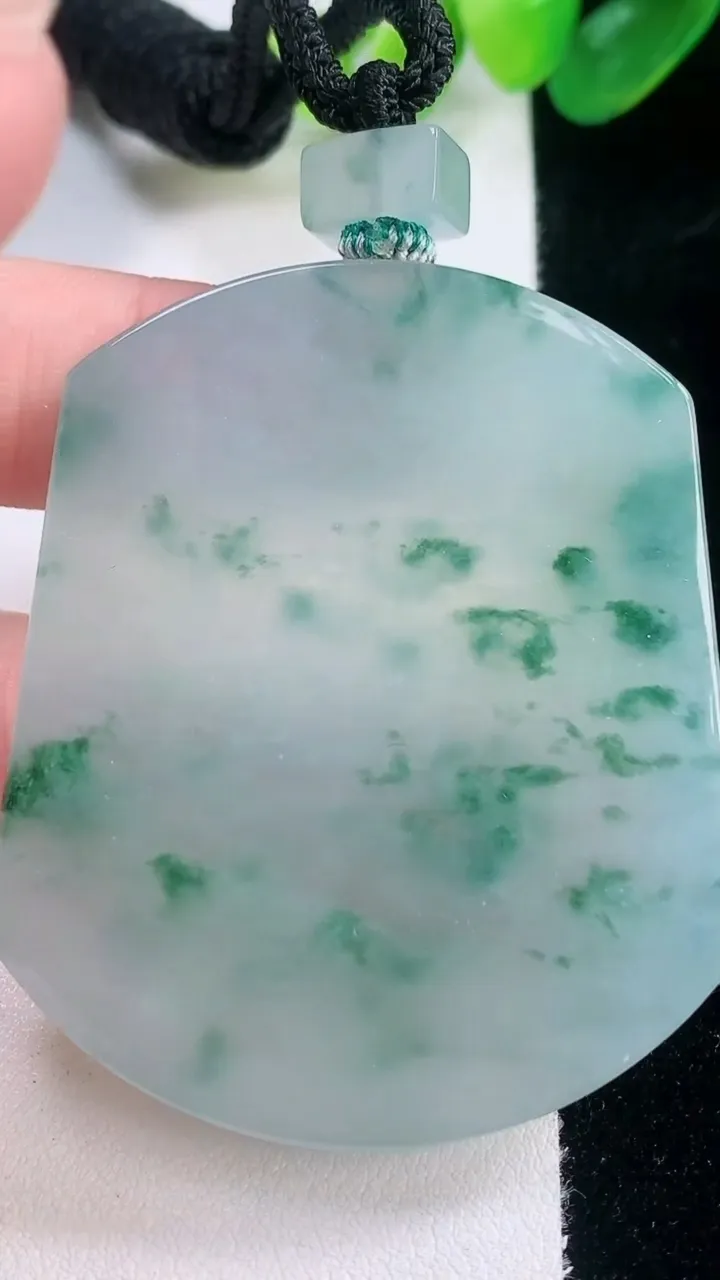 天然A货翡翠种飘花无事牌吊坠，尺寸55-45.3-6.8，重量:46.27g
11月28日