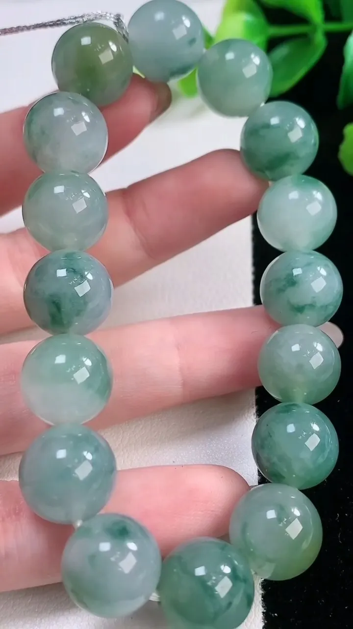 天然A货翡翠种飘花圆珠手串，尺寸12.6-16颗，重量:57.44g11月28日
工厂直销收藏佳品,种好水足，色泽均匀，有种有色，上手高大气！