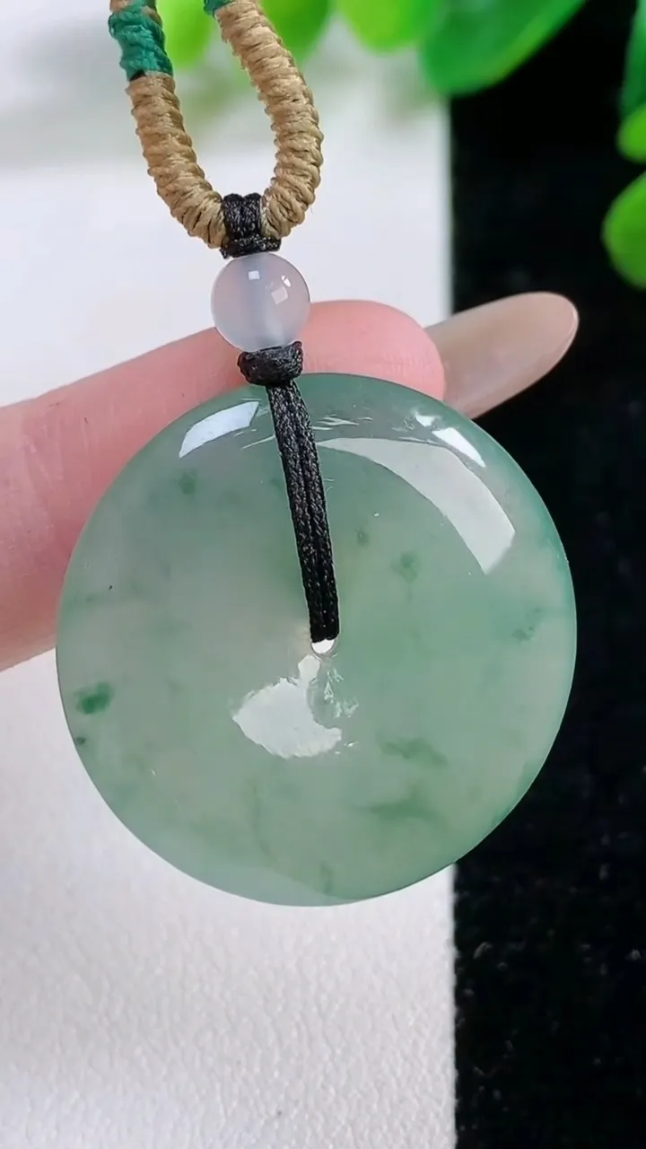 天然A货翡翠飘花平安扣吊坠，尺寸 27.7-5.5，重:8.36g
11月28日