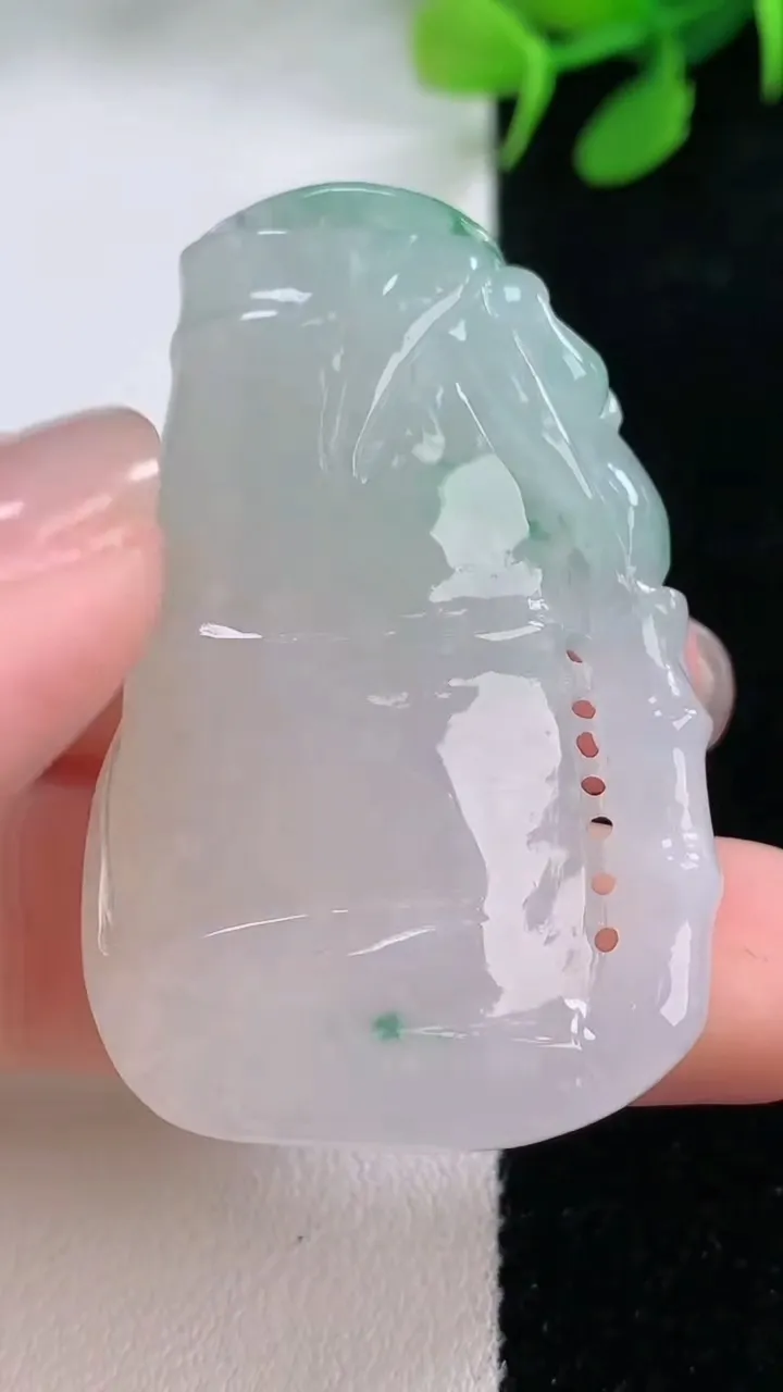 天然A货翡翠节节高升 竹节吊坠，尺寸47.5-30.4-9，重量:25.03g
11月28日