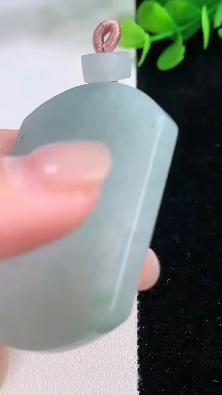 天然A货翡翠无事牌吊坠，尺寸52-40.2-5.7，重量:36.28g
11月28日