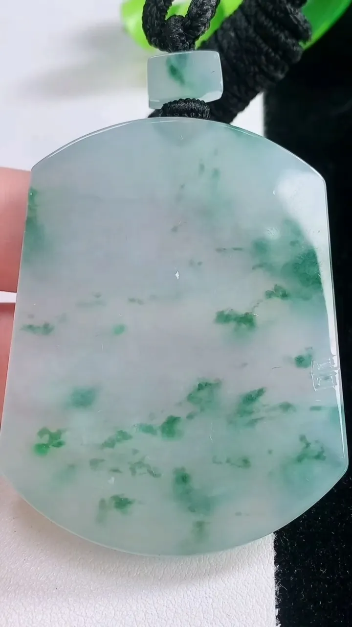 天然A货翡翠种飘花无事牌吊坠，尺寸54.8-43.2-6，重量:45.74g
11月28日