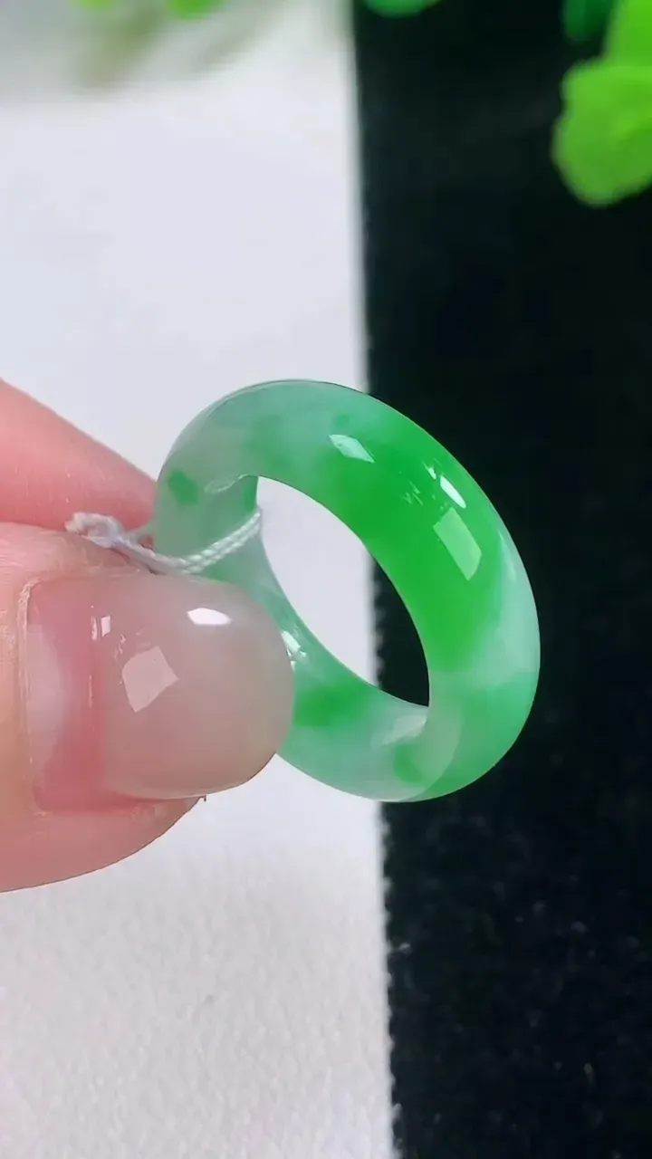 天然A货翡翠指环戒指，尺寸15.8-5.8-3，重量:3.80g2025年11月28日
工厂直销收藏佳品,种好水足，色泽均匀，有种有色，上手高大气！