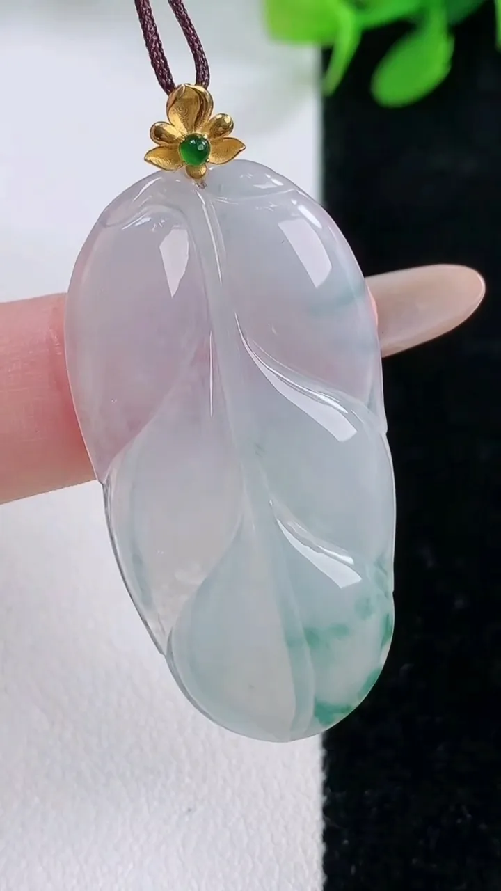 天然A货翡翠种飘花金枝玉叶 叶子吊坠，尺寸39.6-20.8-3.6，重量:5.84g
11月28日