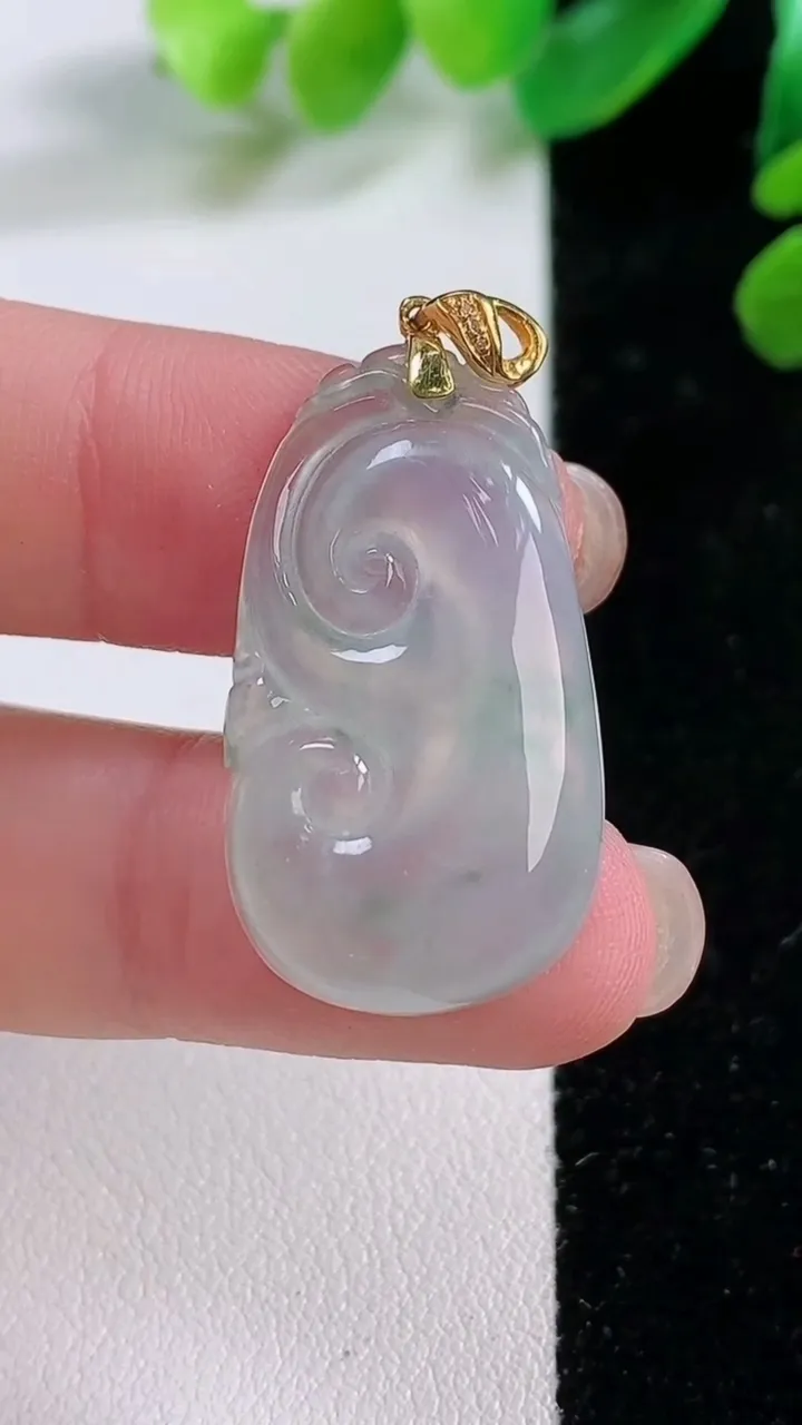 天然A货翡翠种飘花如意吊坠，尺寸 29-16.5-5，重:3.95g
11月28日