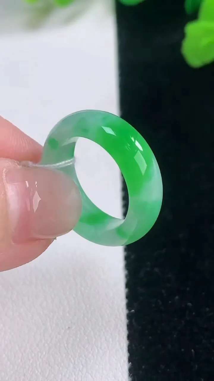 天然A货翡翠指环戒指，尺寸15.8-5.8-3，重量:3.80g2025年11月28日
工厂直销收藏佳品,种好水足，色泽均匀，有种有色，上手高大气！