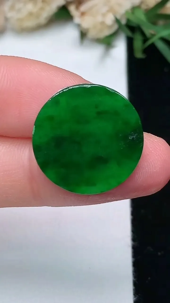 天然A货翡翠无事牌镶嵌件，尺寸18.4-1.8，重量:1.71g
11月28日