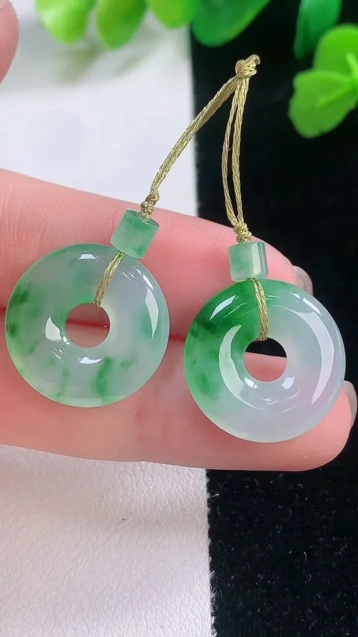 天然A货翡翠平安环吊坠一对，尺寸18-3.5，重量:5.12g
11月28日