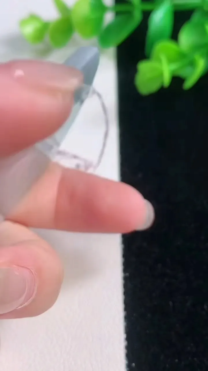 天然A货翡翠生肖马吊坠，尺寸54.4-44-5.3，重量:28.41g
11月28日