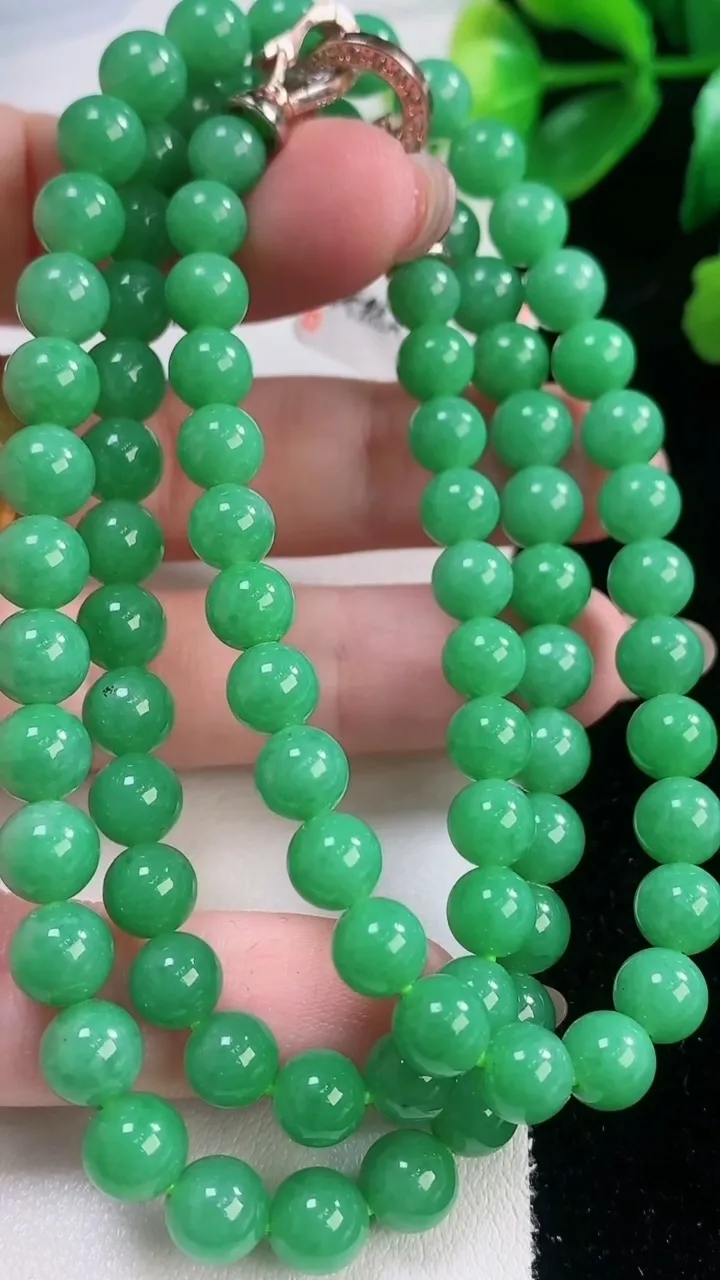 天然A货翡翠圆珠项链，尺寸6.7-86颗，重量:43.85g11月28日
工厂直销收藏佳品,种好水足，色泽均匀，有种有色，上手高大气！
