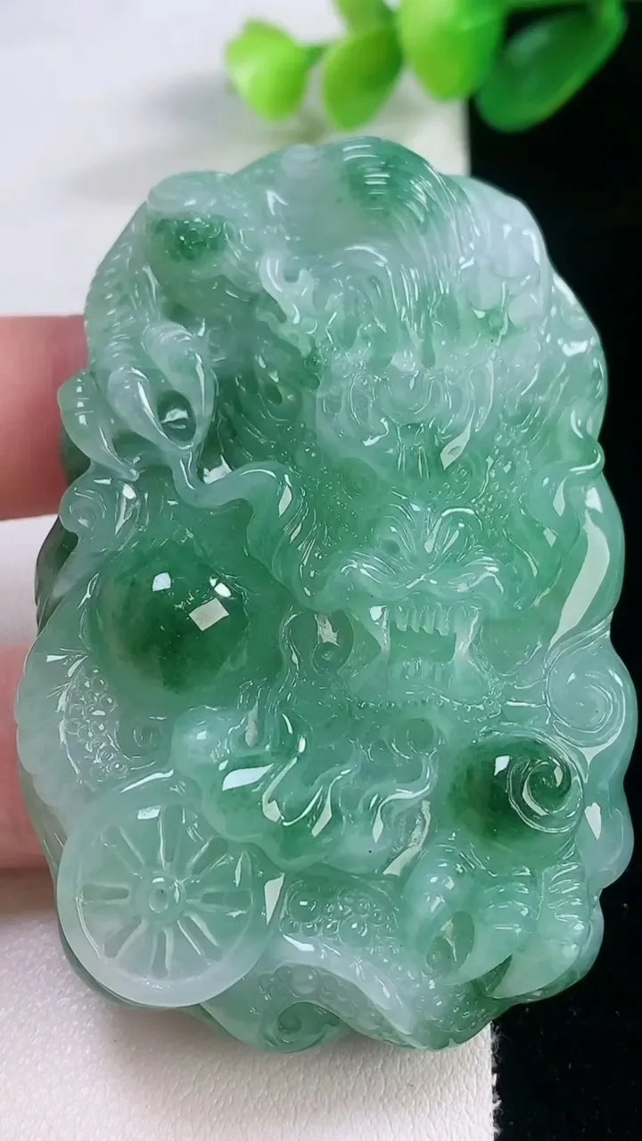 天然A货翡翠龙牌吊坠，尺寸66.3-43.6-11.6，重量:62.28g
11月28日