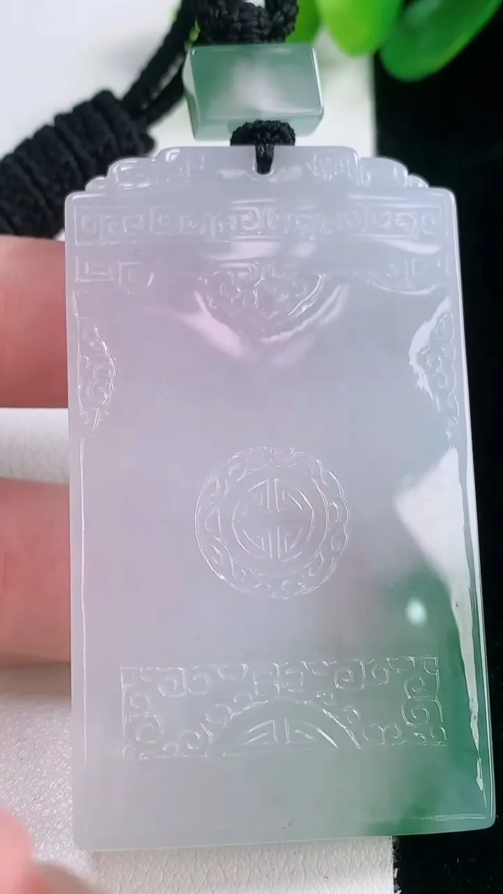 天然A货翡翠仿古无事牌吊坠，尺寸61-35.5-5.6，重量:43.85g
11月28日