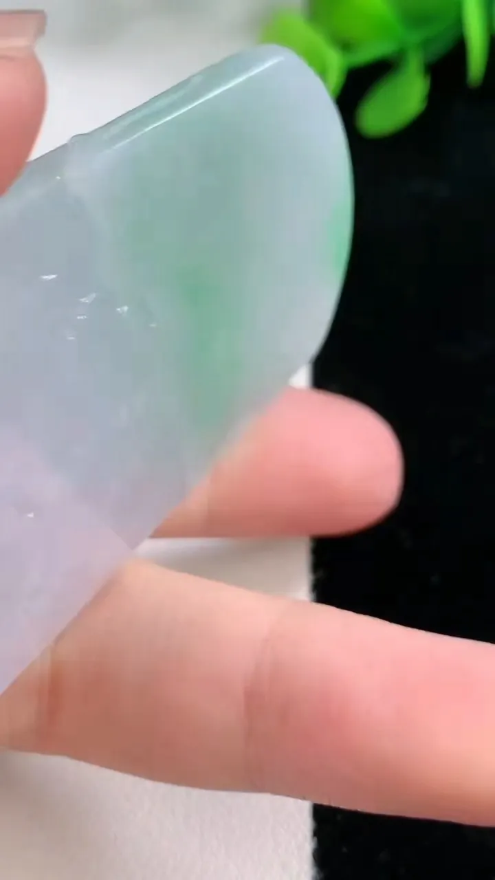 天然A货翡翠山水牌吊坠，尺寸60.5-38.3-6.2，重量:28.46g
11月28日