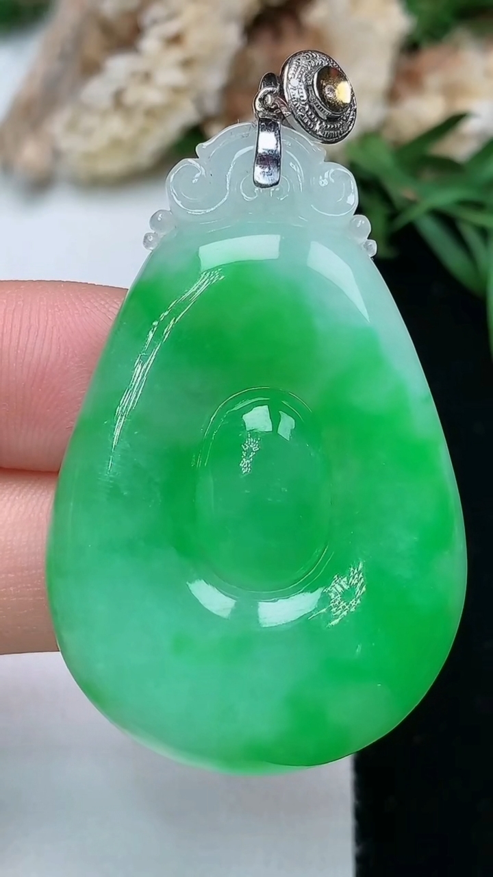 天然A货翡翠福贝吊坠，尺寸43.8-28.7-5.4，重量:12.13g
11月28日