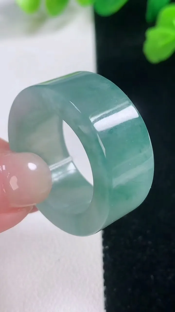 天然A货翡翠冰种飘花指环扳指，尺寸21.5-11.4-4.3，重量:15.41g2025年11月28日
工厂直销收藏佳品,种好水足，色泽均匀，有种有色，上手高大气！