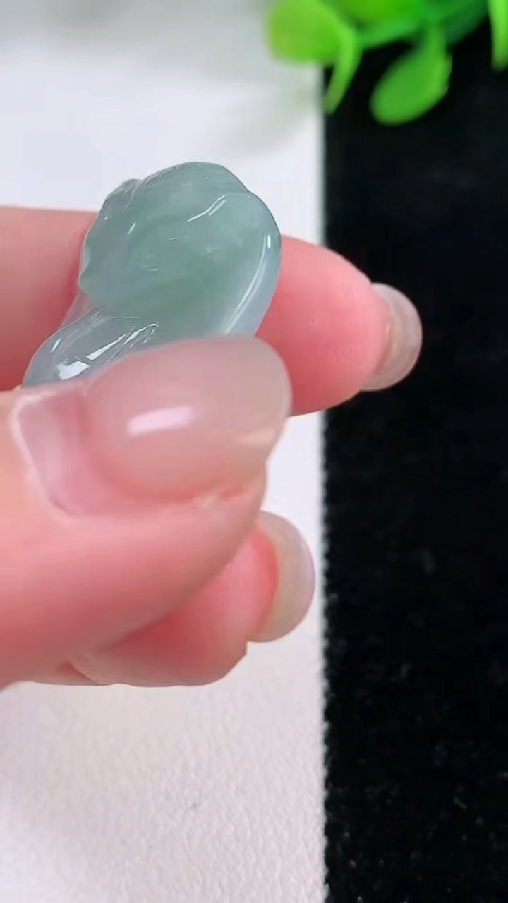 天然A货翡翠生肖蛇吊坠，尺寸43.6-21-11，重量:10.42g
11月28日