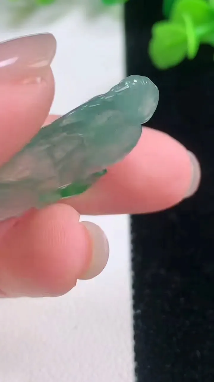 天然A货翡翠仙女吊坠，尺寸35.2-20-4，重量:5.03g
11月28日