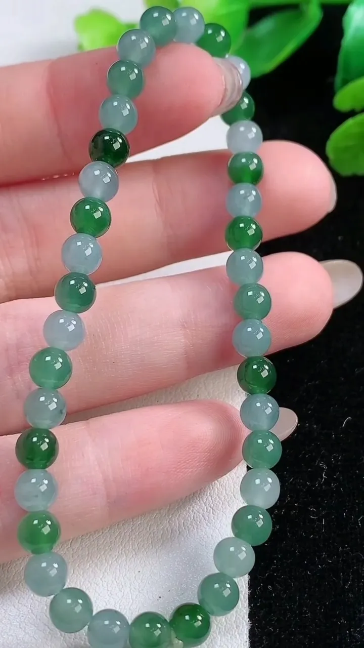 天然A货翡翠圆珠手串，尺寸5-38 颗，重:7.79g11月28日
工厂直销收藏佳品,种好水足，色泽均匀，有种有色，上手高大气！