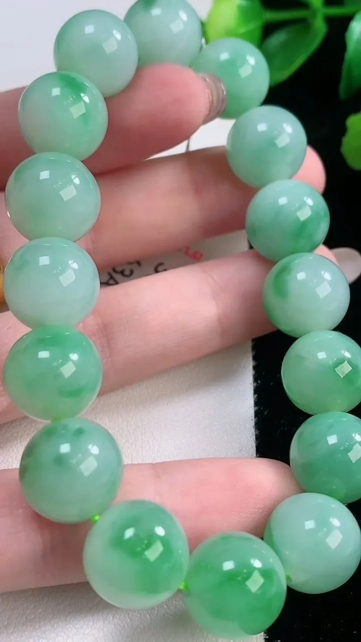 天然A货翡翠圆珠手串，尺寸12.4-16颗，重量:56.57g11月28日
工厂直销收藏佳品,种好水足，色泽均匀，有种有色，上手高大气！