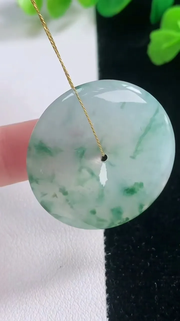 天然A货翡翠冰种飘花平安扣吊坠，尺寸33.7-5.7，重量:14.31g
11月28日