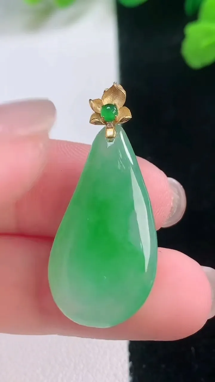 天然A货翡翠福瓜吊坠，尺寸27-15-4.8，重量:4.05g
11月28日