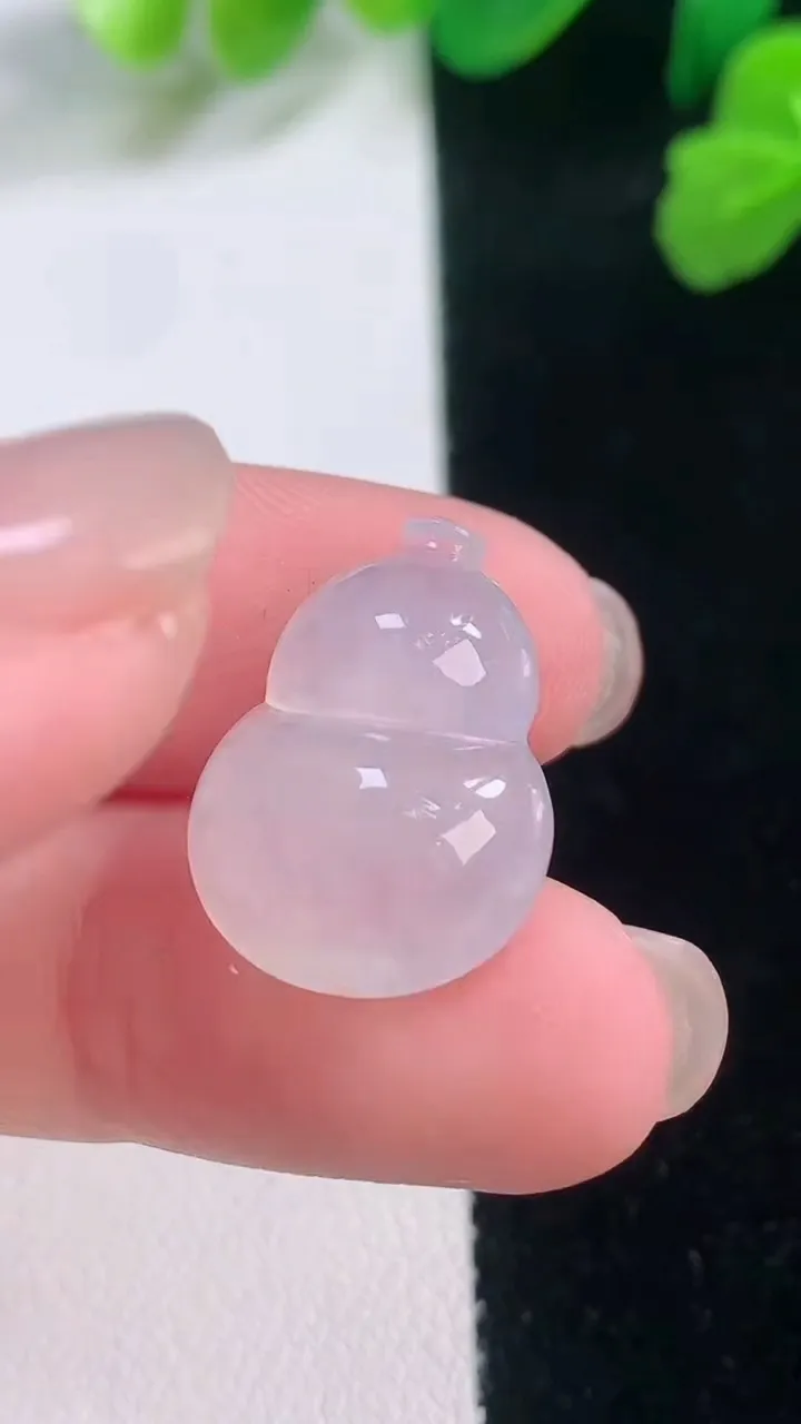 天然A货翡翠葫芦镶嵌件，尺寸20-15.4-6，重量:3.09g
11月28日