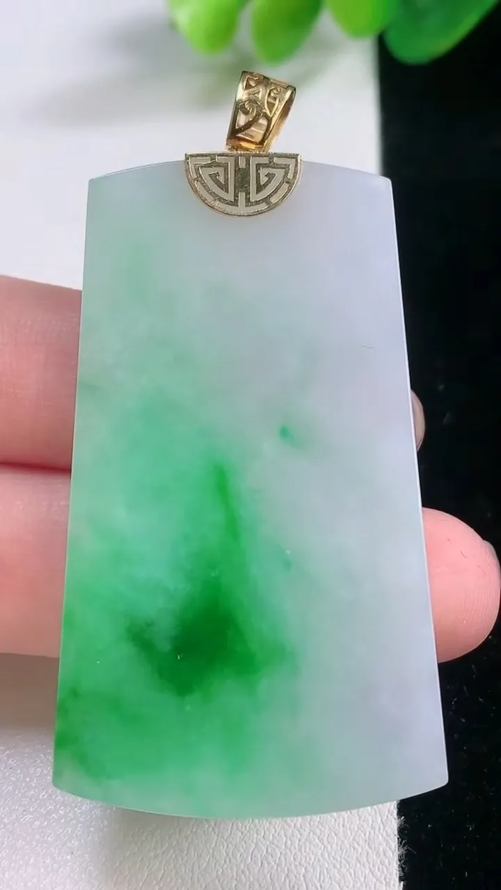 天然A货翡翠无事牌吊坠，尺寸53-30-3.4，重量:17.58g
11月28日