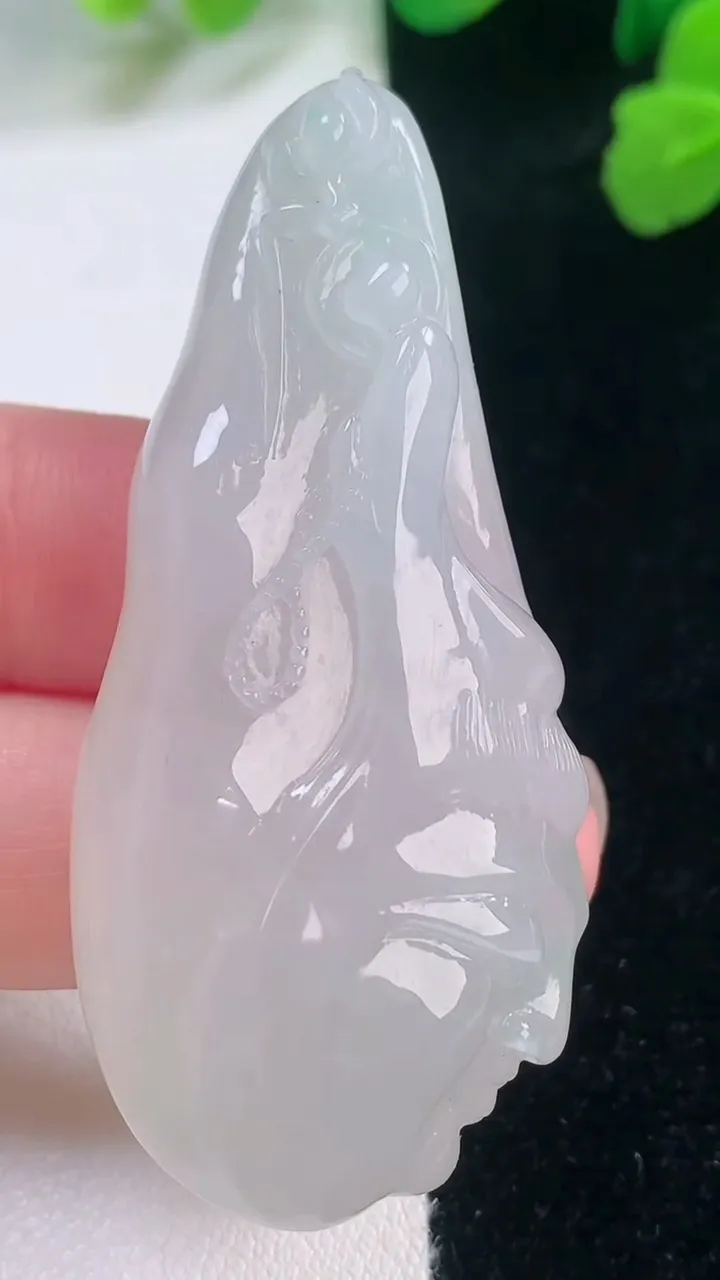 天然A货翡翠无相佛吊坠，尺寸53.6-25.3-10.3，重量:26.12g
11月28日