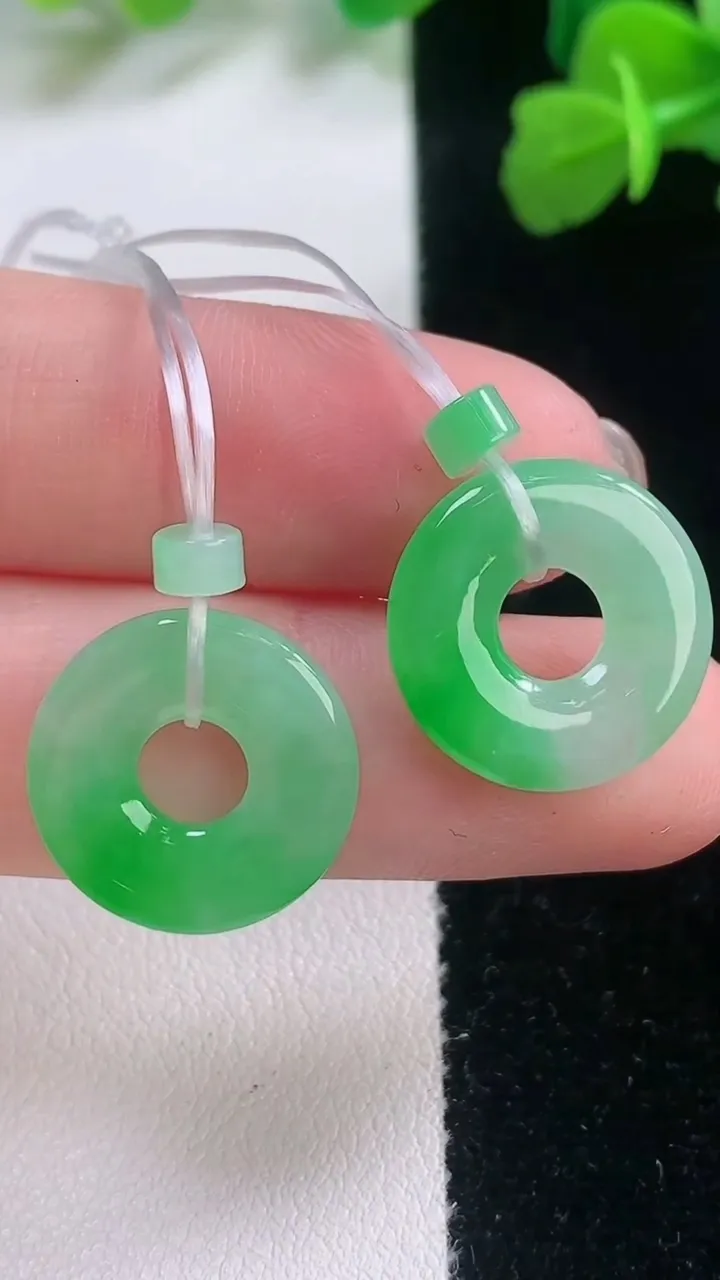 天然A货翡翠平安环吊坠一对，尺寸16-2.6，重量:3.92g
11月28日