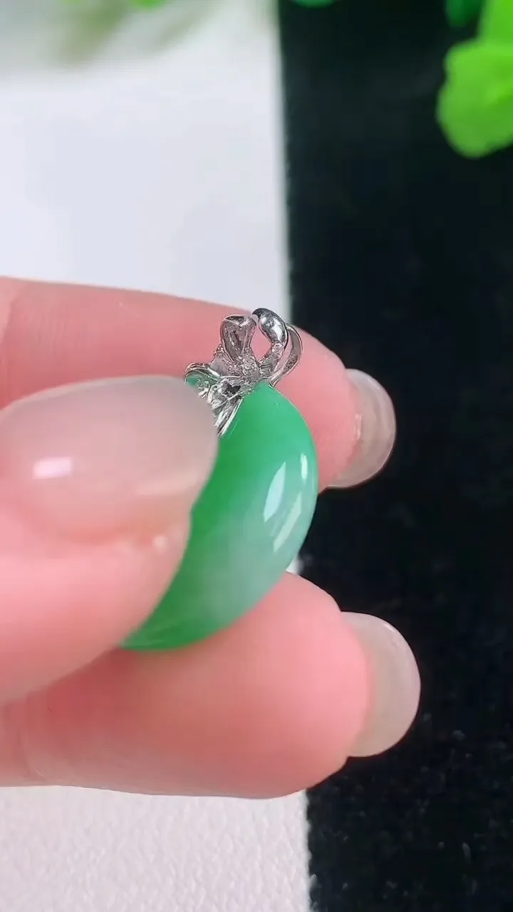 天然A货翡翠平安扣吊坠，尺寸17.9-3.8，重量:3.50g
11月28日