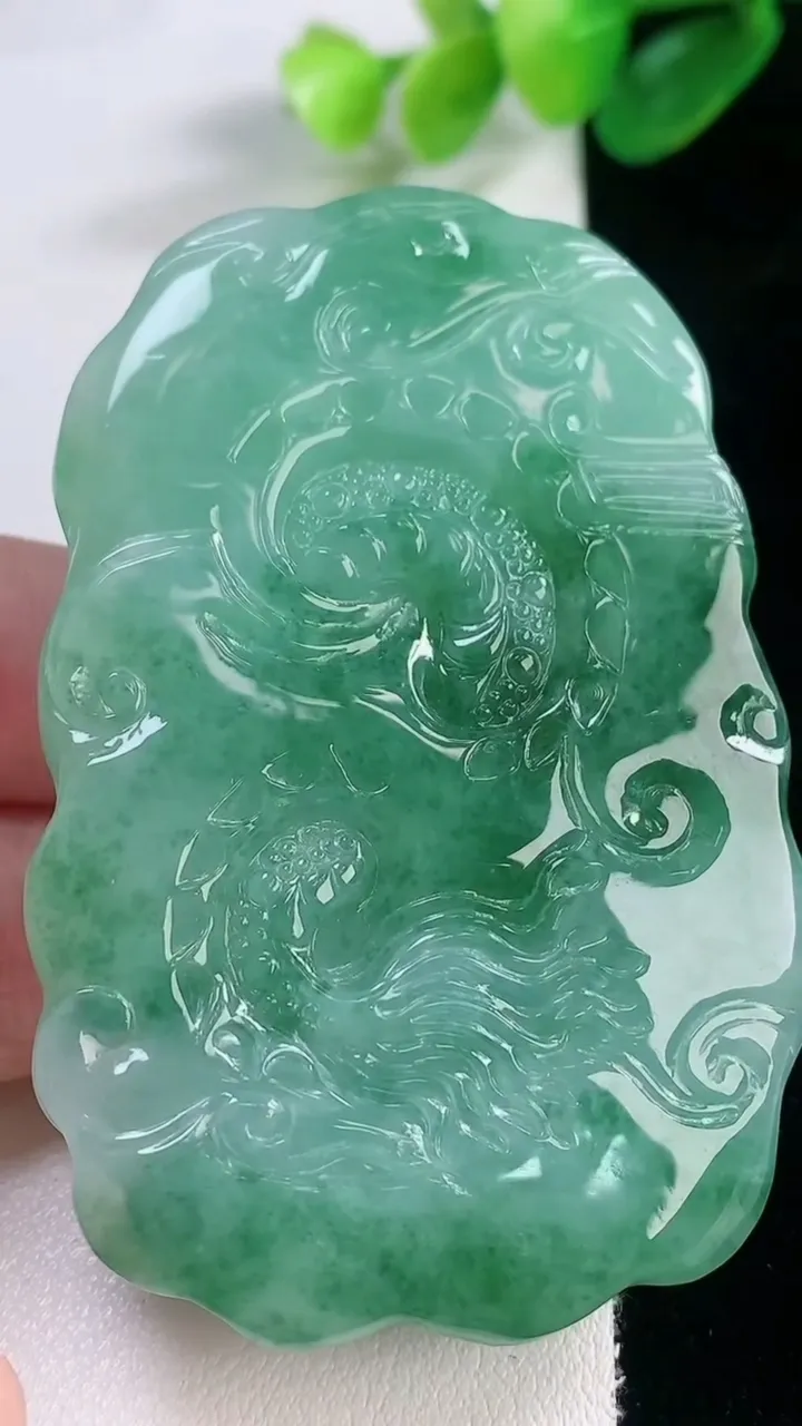 天然A货翡翠龙牌吊坠，尺寸66.3-43.6-11.6，重量:62.28g
11月28日