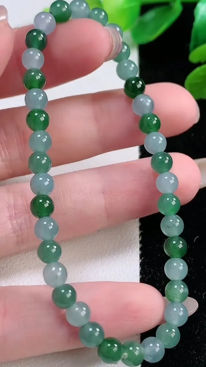 天然A货翡翠圆珠手串，尺寸5-38 颗，重:7.79g11月28日
工厂直销收藏佳品,种好水足，色泽