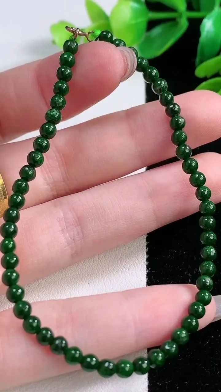 天然A货翡翠小米珠手串，尺寸3.8-52 颗，重:4.17g11月28日
工厂直销收藏佳品,种好水足
