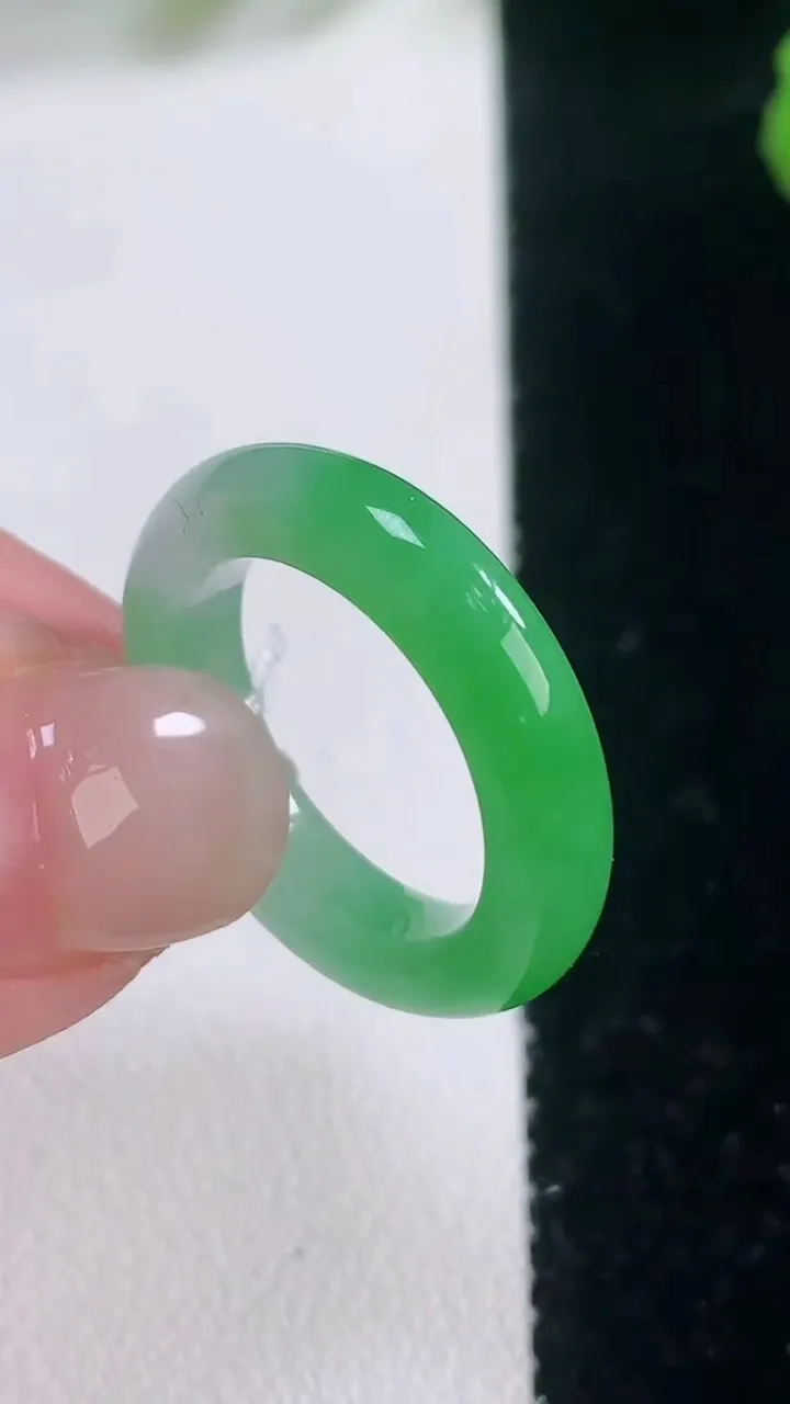 天然A货翡翠指环戒指，尺寸17.8-4.3-3.7，重量:3.59g2025年11月28日
工厂直销收藏佳品,种好水足，色泽均匀，有种有色，上手高大气！