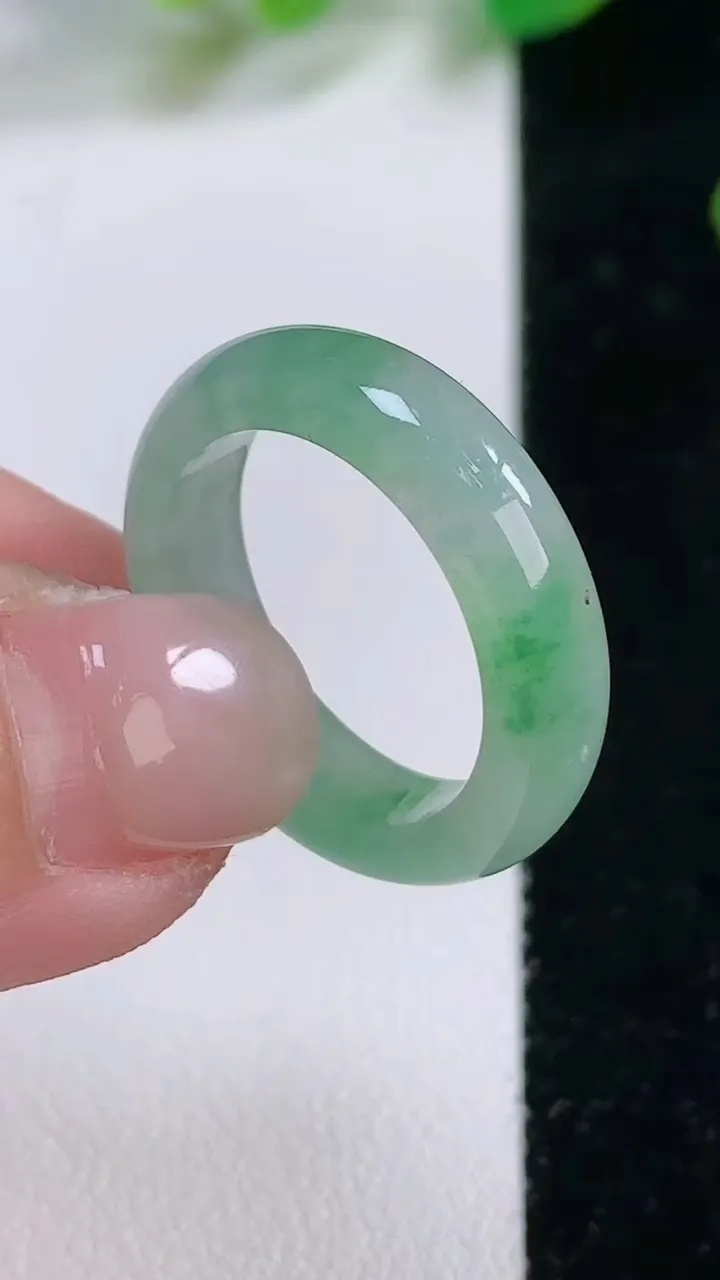 天然A货翡翠指环戒指，尺寸 17.6-6.1-3.8，重:3.78g2025年11月28日
工厂直销