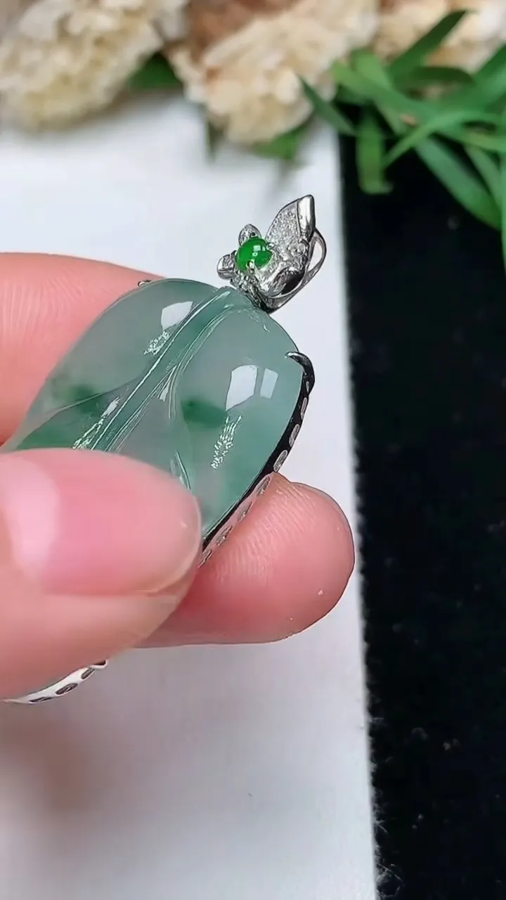 天然A货翡翠金枝玉叶 叶子吊坠，尺寸30-19-5.9，重量:5.49g
11月28日