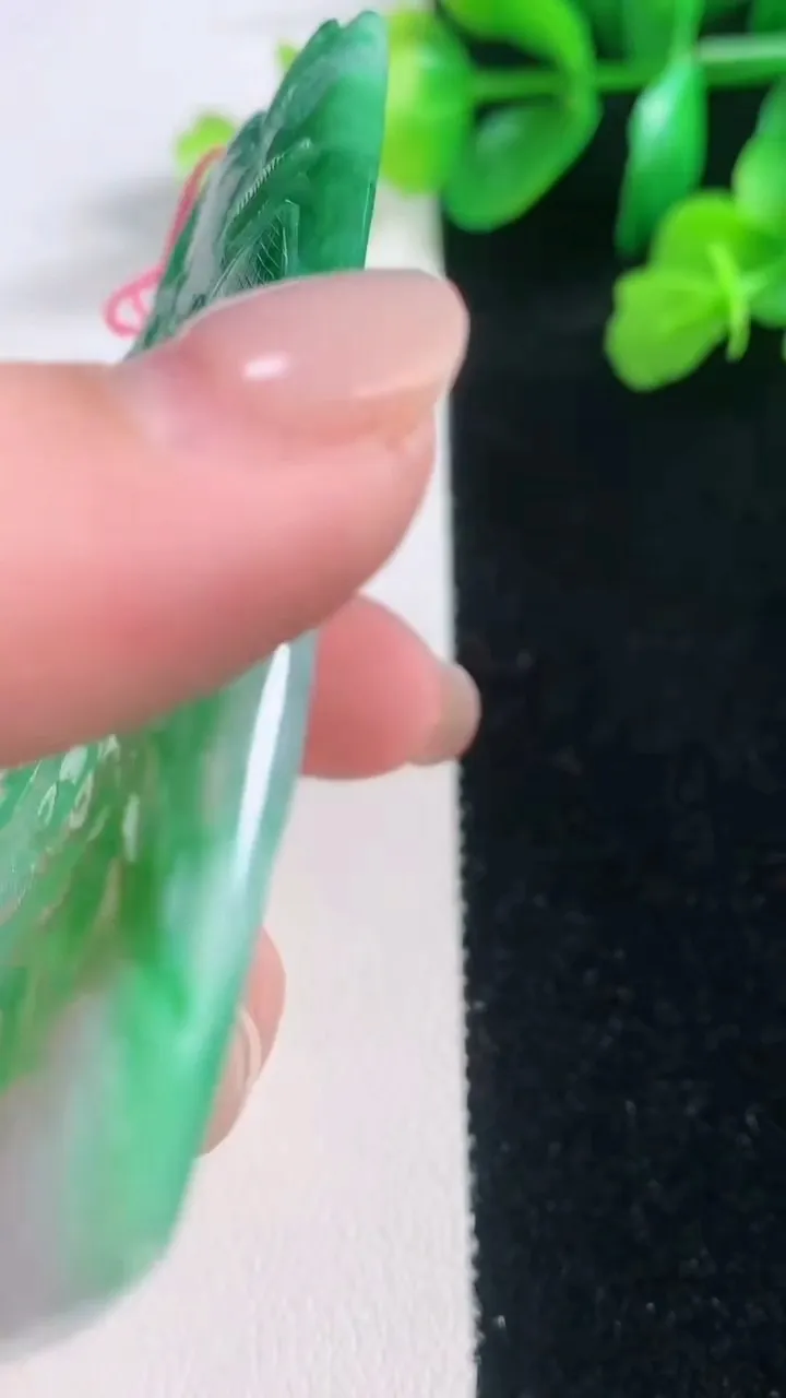 天然A货翡翠山水牌吊坠，尺寸78-41.2-5.1，重量:46.07g
11月28日